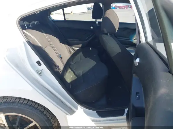 3KPFK4A7XJE235439 2018 KIA FORTE - Image 8