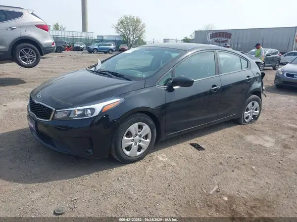 3KPFK4A7XJE235764 2018 KIA FORTE - Image 2