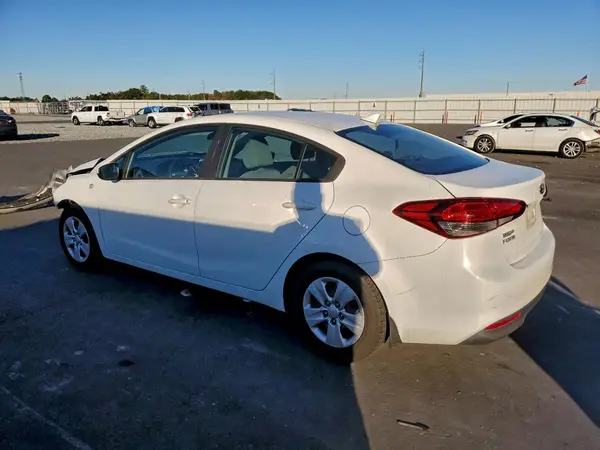 3KPFK4A7XJE235800 2018 KIA FORTE - Image 2