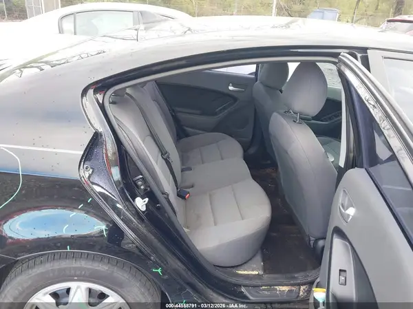 3KPFK4A7XJE238504 2018 KIA FORTE - Image 8