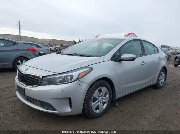 3KPFK4A7XJE251673 2018 KIA FORTE - Image 2