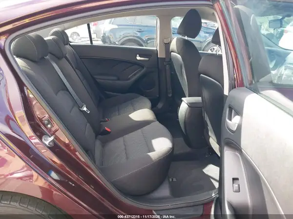 3KPFK4A7XJE254931 2018 KIA FORTE - Image 8