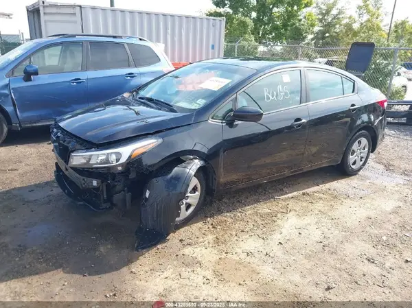 3KPFK4A7XJE265900 2018 KIA FORTE - Image 2