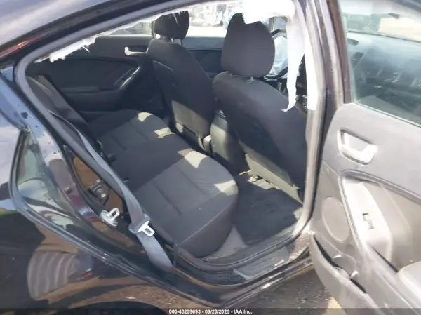 3KPFK4A7XJE265900 2018 KIA FORTE - Image 8