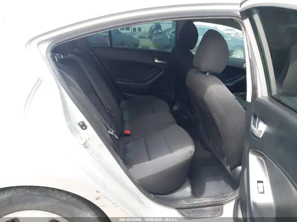 3KPFK4A7XJE267727 2018 KIA FORTE - Image 8