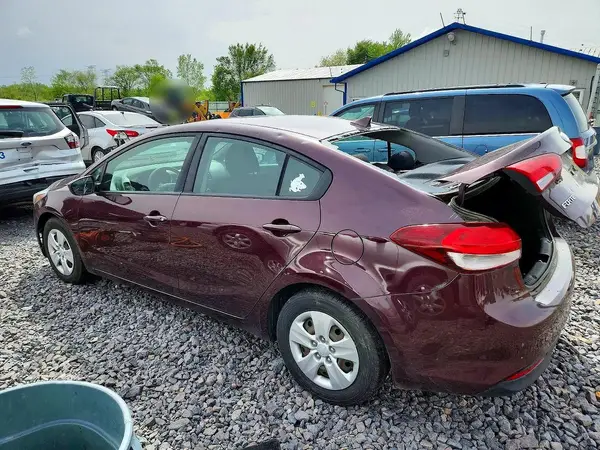3KPFK4A7XJE269963 2018 KIA FORTE - Image 2
