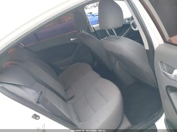 3KPFK4A7XJE272135 2018 KIA FORTE - Image 8