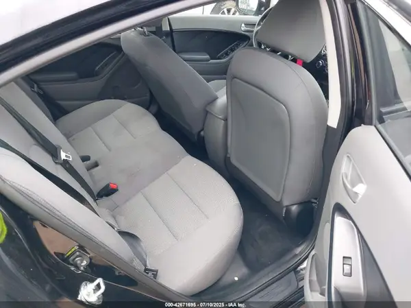 3KPFK4A7XJE275777 2018 KIA FORTE - Image 8