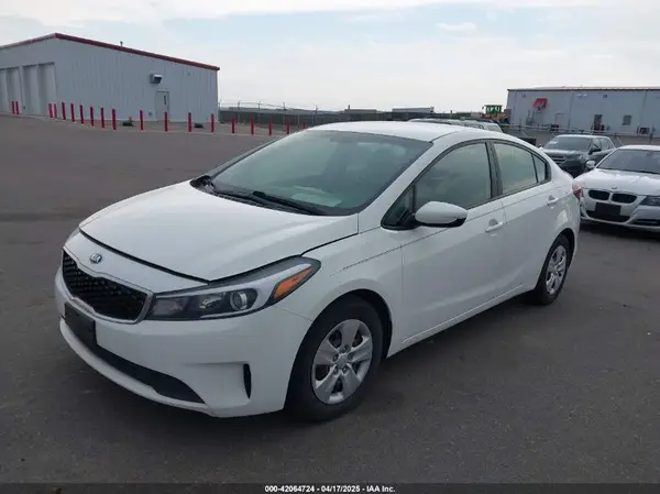 3KPFK4A7XJE277416 2018 KIA FORTE - Image 2