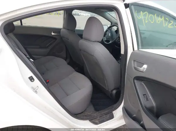 3KPFK4A7XJE277416 2018 KIA FORTE - Image 8