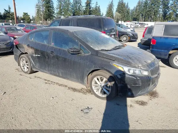 3KPFL4A70HE013547 2017 KIA FORTE - Image 1