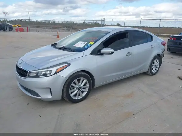 3KPFL4A70HE013614 2017 KIA FORTE - Image 2