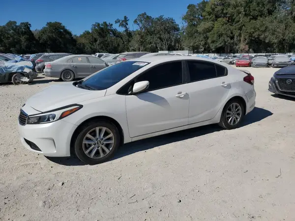3KPFL4A70HE015511 2017 KIA FORTE - Image 1