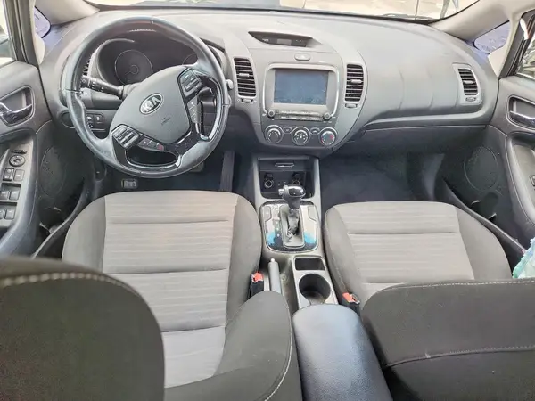 3KPFL4A70HE038366 2017 KIA FORTE - Image 8