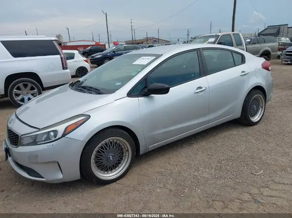 3KPFL4A70HE051263 2017 KIA FORTE - Image 2