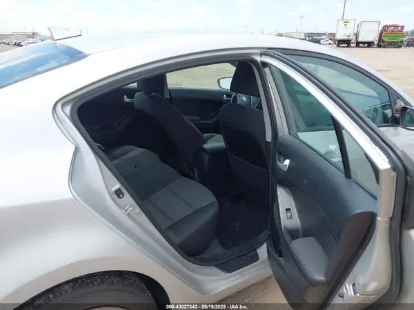3KPFL4A70HE051263 2017 KIA FORTE - Image 8