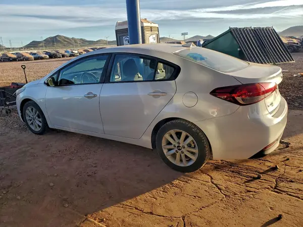 3KPFL4A70HE077961 2017 KIA FORTE - Image 2