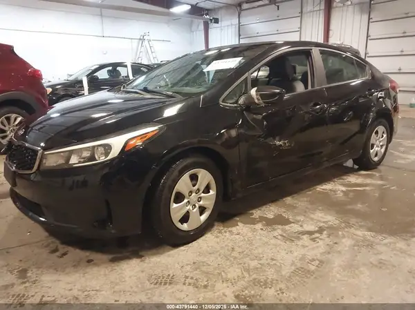 3KPFL4A70HE097885 2017 KIA FORTE - Image 2