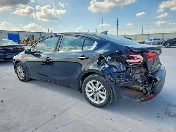 3KPFL4A70HE100932 2017 KIA FORTE - Image 2