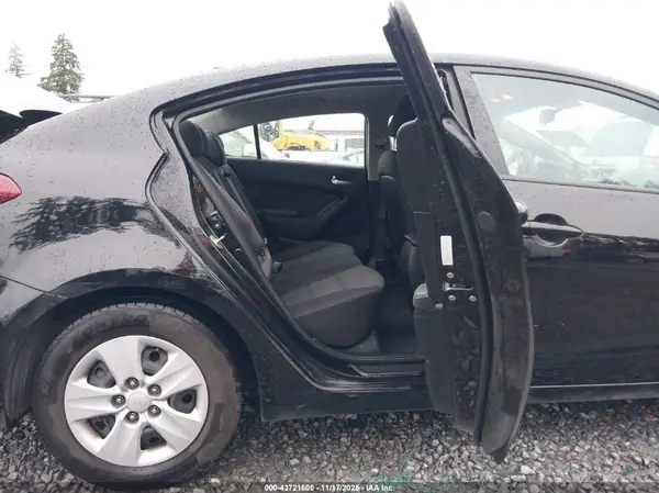 3KPFL4A70JE182408 2018 KIA FORTE - Image 8