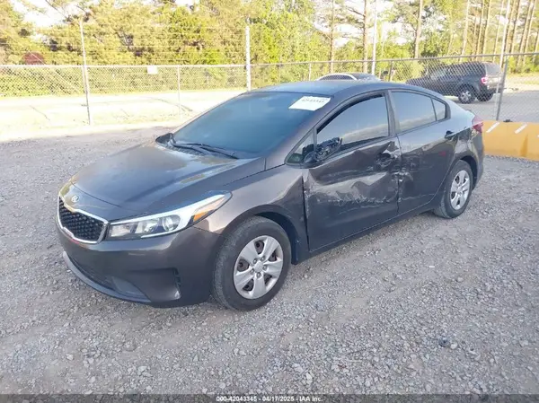 3KPFL4A70JE182702 2018 KIA FORTE - Image 2