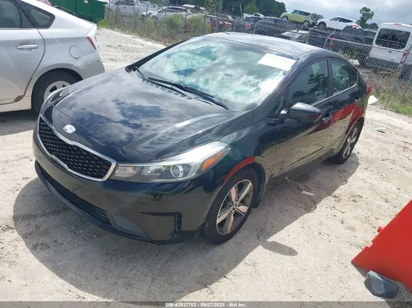 3KPFL4A70JE195479 2018 KIA FORTE - Image 2
