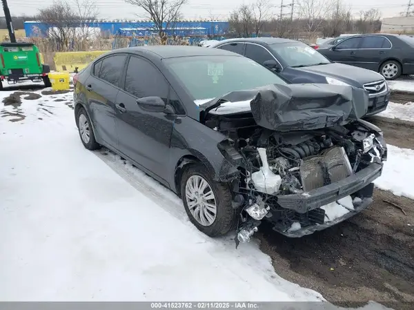 3KPFL4A70JE195790 2018 KIA FORTE - Image 1