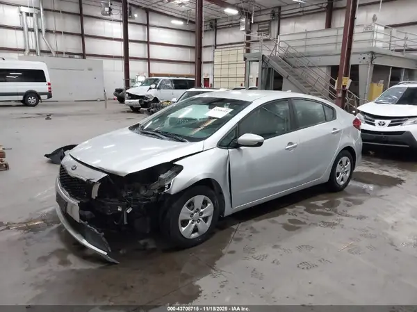 3KPFL4A70JE196826 2018 KIA FORTE - Image 2
