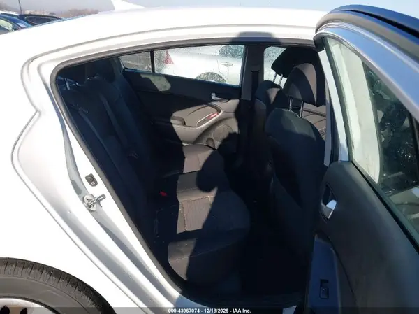 3KPFL4A70JE200020 2018 KIA FORTE - Image 8