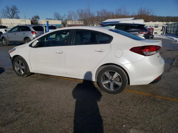 3KPFL4A70JE201328 2018 KIA FORTE - Image 2
