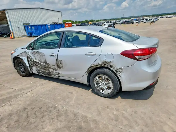 3KPFL4A70JE205363 2018 KIA FORTE - Image 2