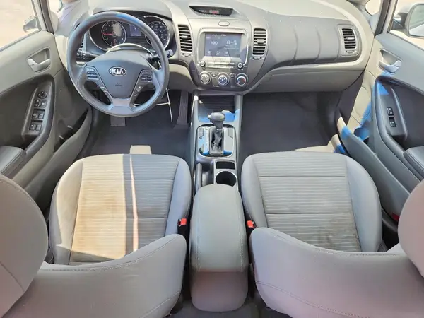 3KPFL4A70JE205363 2018 KIA FORTE - Image 8