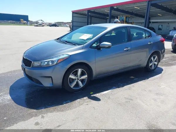 3KPFL4A70JE210661 2018 KIA FORTE - Image 2