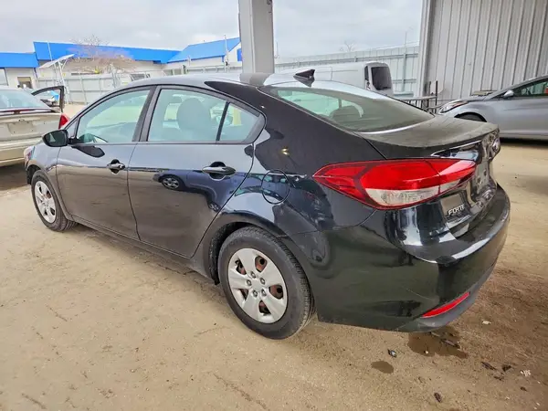 3KPFL4A70JE212040 2018 KIA FORTE - Image 2