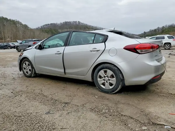 3KPFL4A70JE212281 2018 KIA FORTE - Image 2