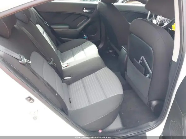 3KPFL4A70JE213205 2018 KIA FORTE - Image 8