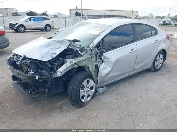 3KPFL4A70JE213821 2018 KIA FORTE - Image 2