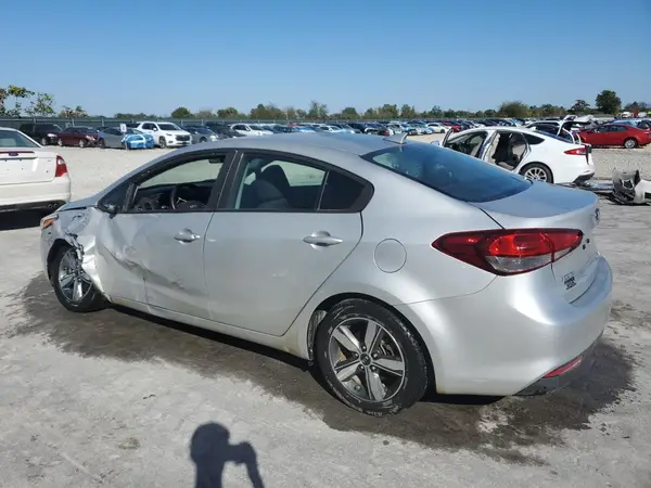 3KPFL4A70JE248813 2018 KIA FORTE - Image 2