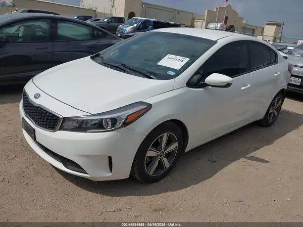 3KPFL4A70JE261285 2018 KIA FORTE - Image 2