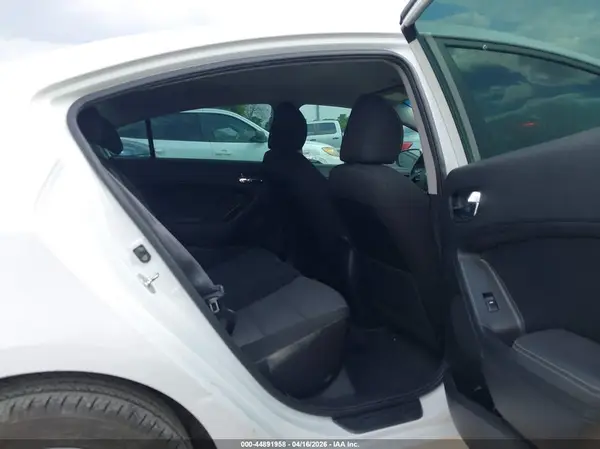 3KPFL4A70JE261285 2018 KIA FORTE - Image 8