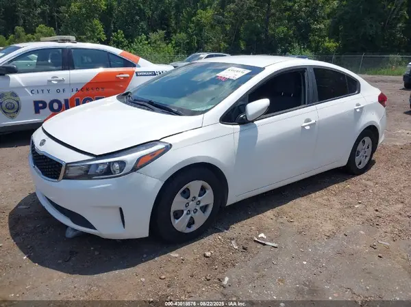3KPFL4A70JE261433 2018 KIA FORTE - Image 2