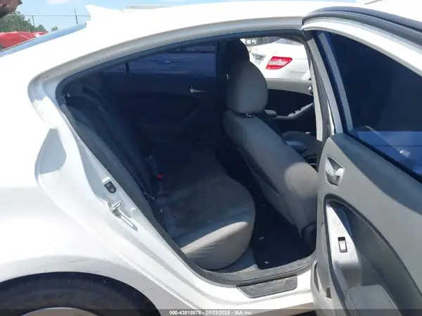 3KPFL4A70JE261433 2018 KIA FORTE - Image 8