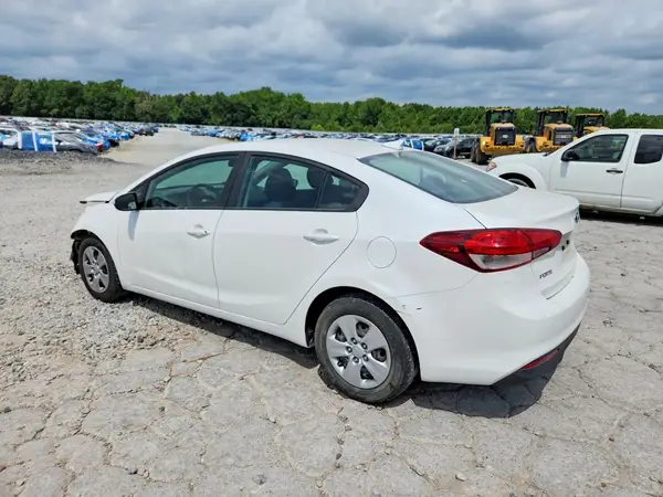 3KPFL4A70JE262419 2018 KIA FORTE - Image 2