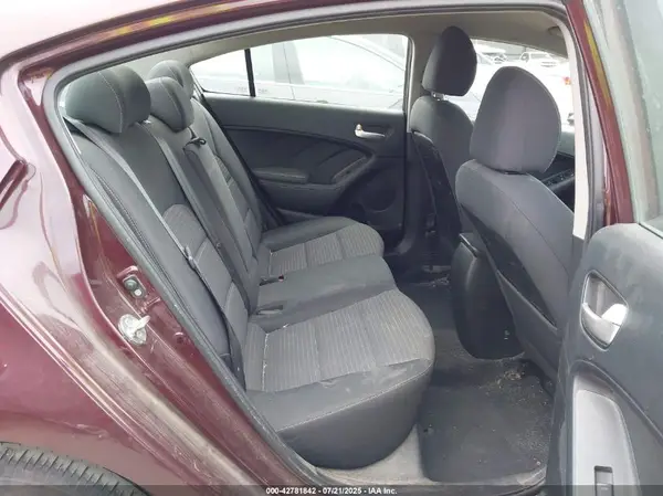 3KPFL4A70JE273243 2018 KIA FORTE - Image 8