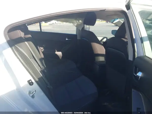 3KPFL4A71HE035377 2017 KIA FORTE - Image 8