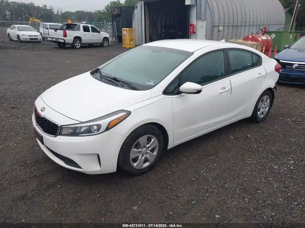 3KPFL4A71HE060618 2017 KIA FORTE - Image 2