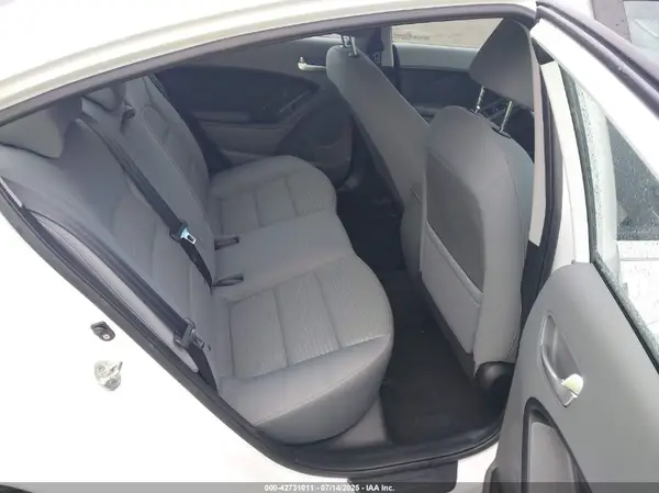 3KPFL4A71HE060618 2017 KIA FORTE - Image 8