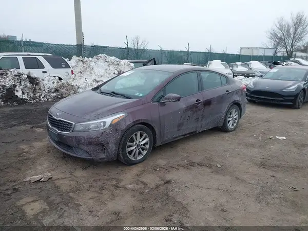 3KPFL4A71HE077127 2017 KIA FORTE - Image 2