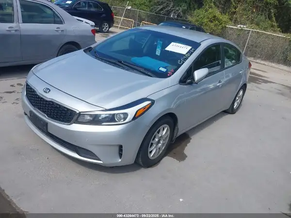 3KPFL4A71HE122468 2017 KIA FORTE - Image 2