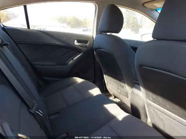 3KPFL4A71HE123538 2017 KIA FORTE - Image 8